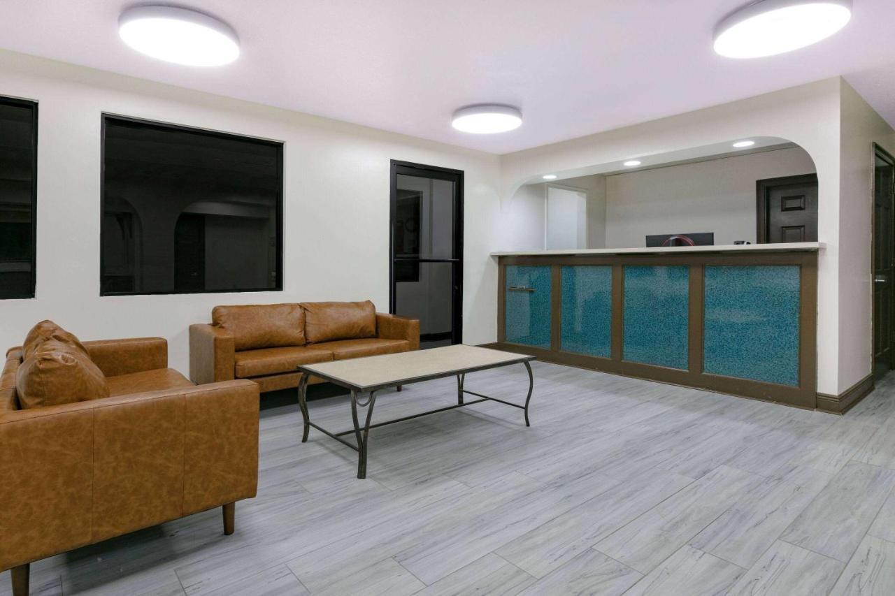Super 8 By Wyndham Motel